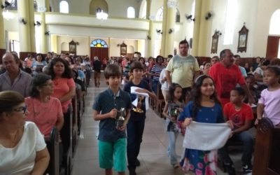 Participação das crianças na Missa de domingo. 🎶